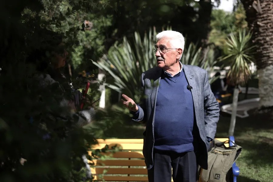 Fotografía del 4 de diciembre de 2025 del historiador Fernando Cajías hablando en una entrevista con EFe