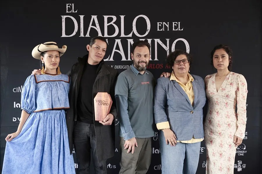 El director mexicano Carlos Armella (C), la productora Elsa Reyes (2-D) y los actores Aketzaly Verástegui (I), Mayra Batalla (D) y Luis Alberti (2-I) posan durante una entrevista con EFE en Ciudad de México, México. EFE/José Méndez