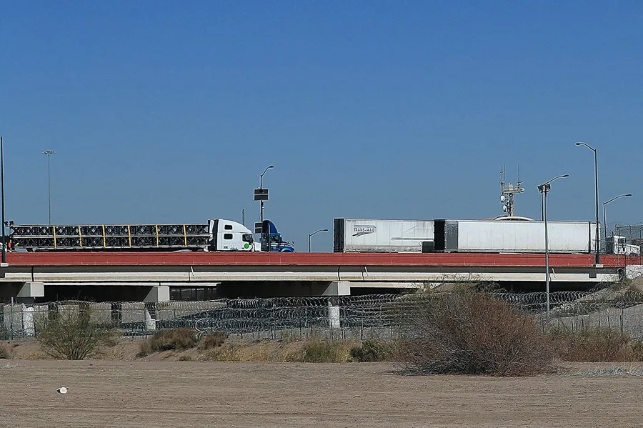 Fotografía de archivo que muestra camiones en el Puente Internacional Zaragoza, en Ciudad Juárez (México). EFE/ Luis Torres