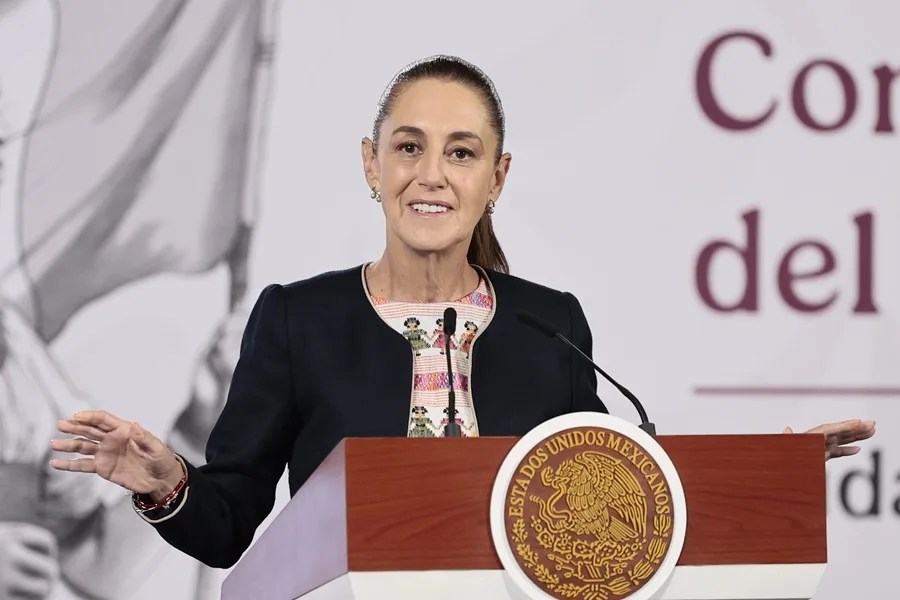 La presidenta de México, Claudia Sheinbaum, habla durante una rueda de prensa este jueves, en el Palacio Nacional de Ciudad de México (México). EFE/ José Méndez
