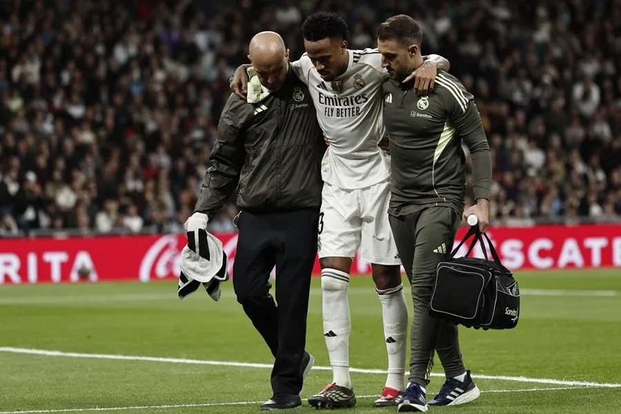 Éder Militao del Real Madrid abandona el campo tras lesionarse durante el partido de LaLiga EA Sports entre el Real Madrid y el Celta de Vigo