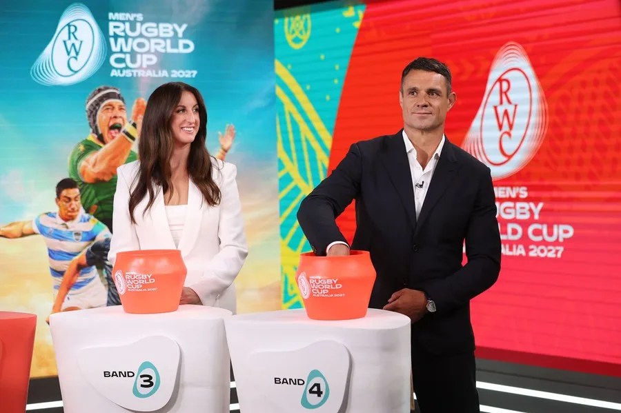 Alicia Lucas, exjugadora profesional de rugby australiana y Brett Robinson, presidente de World Rugby, durante el sorteo para la fase de grupos del Mundial de Rugby de Australia 2027.