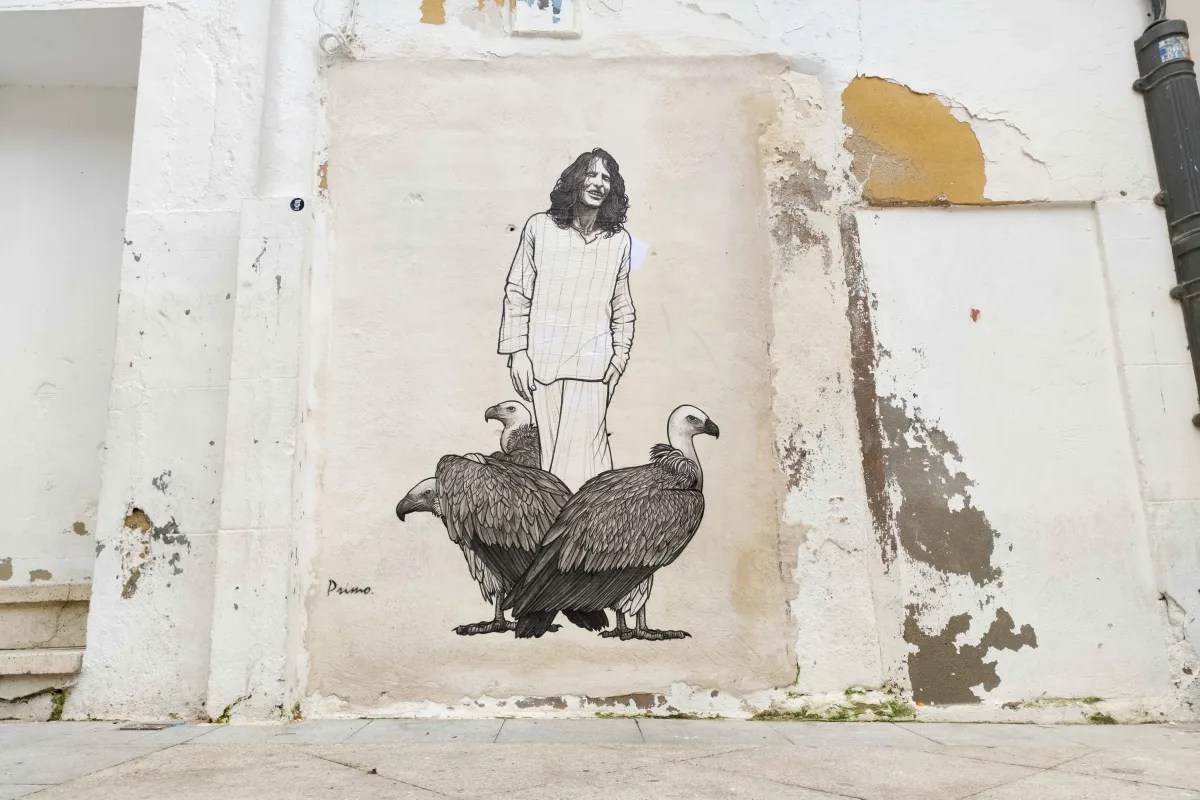 Mural con el que el artista Primo rinde homenaje a Robe Iniesta en Plasencia. EFE/Eduardo Palomo