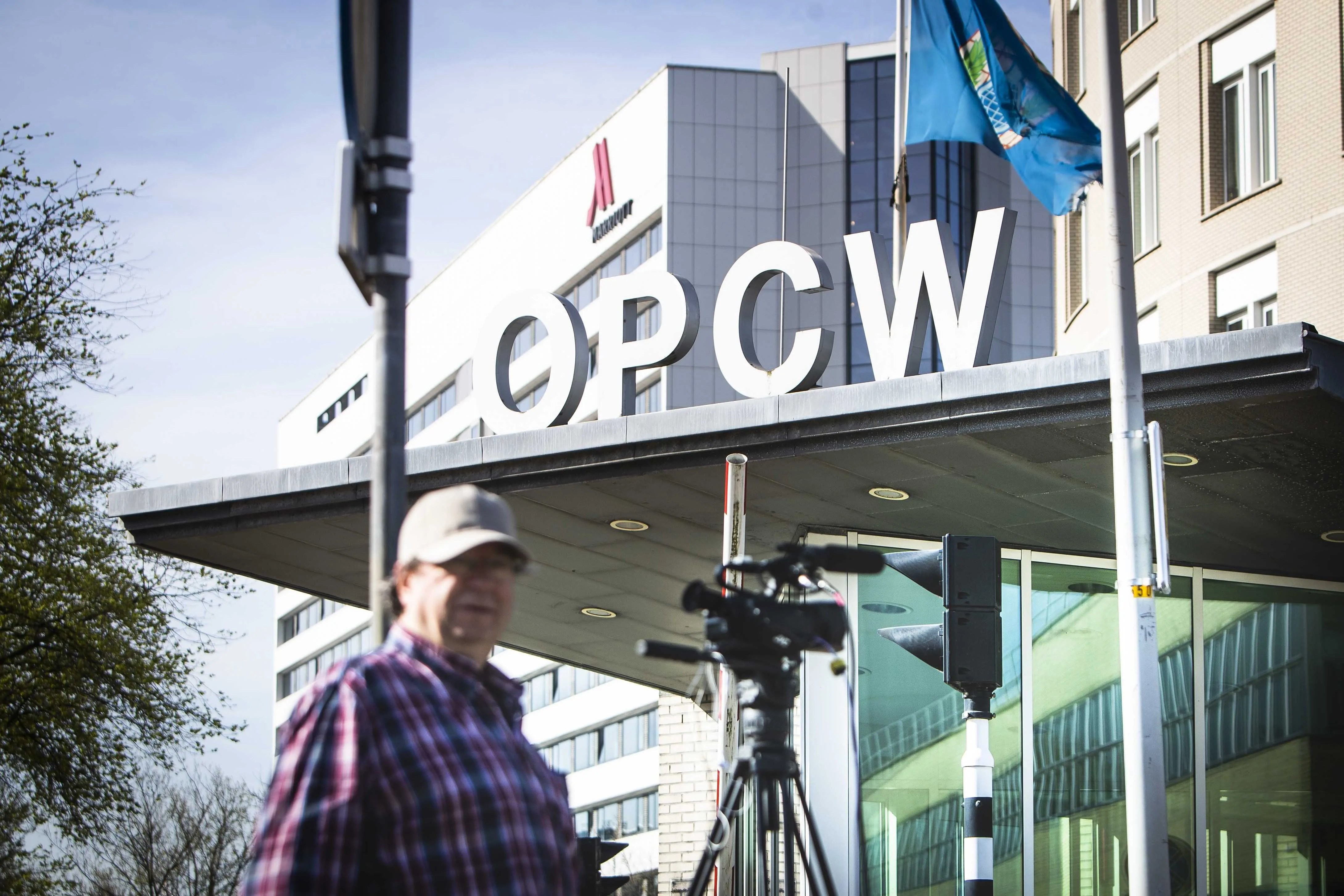 Un hombre pasa delante de las oficinas de la Organización para la Prohibición de Armas Químicas (OPAQ), en La Haya, Holanda, en una imagen de archivo.