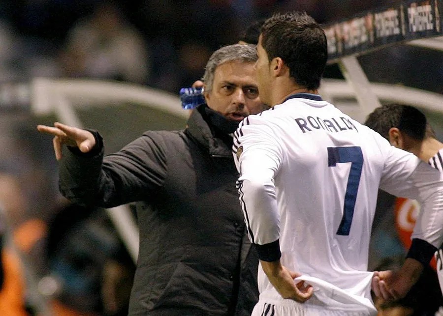 José Mourinho (i) da instrucciones al delantero Cristiano Ronaldo