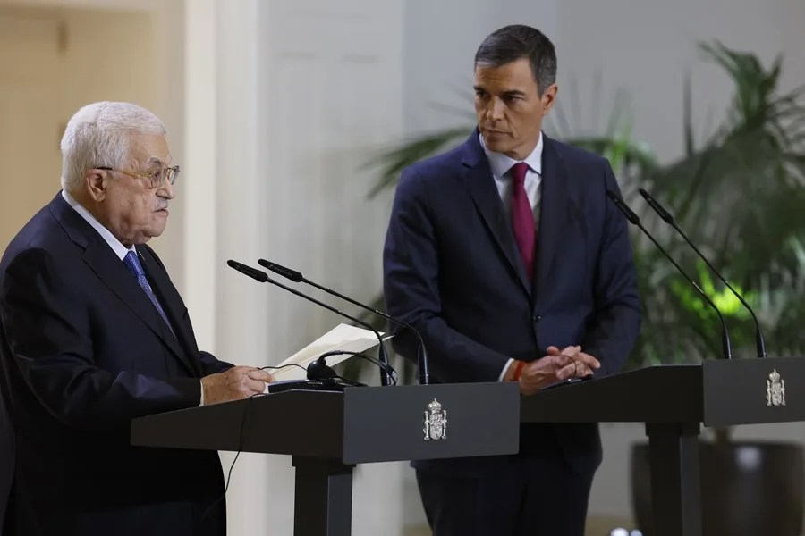El presidente del Gobierno, Pedro Sánchez, y el presidente palestino Mahmud Abás (i)