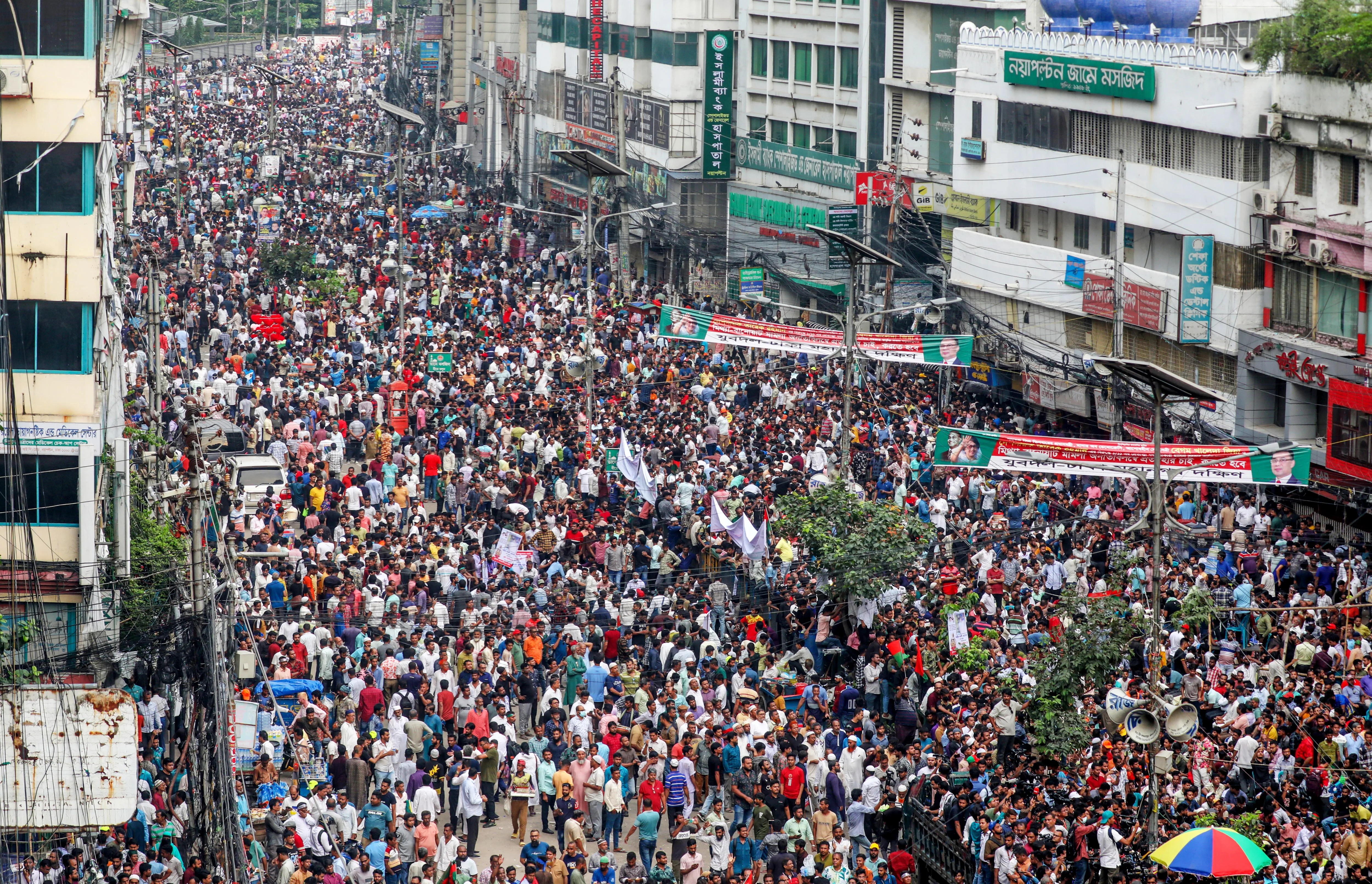 Partidarios del Partido Nacionalista de Bangladesh (BNP) asisten a una manifestación multitudinaria
