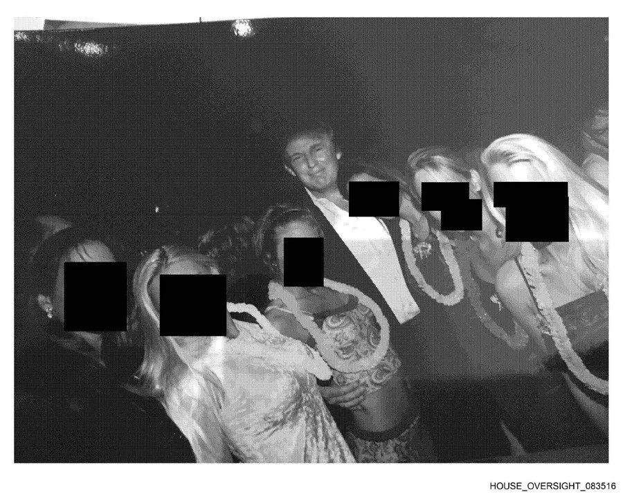 Los demócratas publican fotos de Trump rodeado de mujeres en la mansión de Jeffrey Epstein