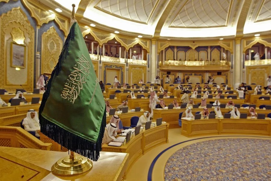 La bandera de Arabia Saudita se coloca cerca del podio del presidente durante una sesión del consejo consultivo en Riad