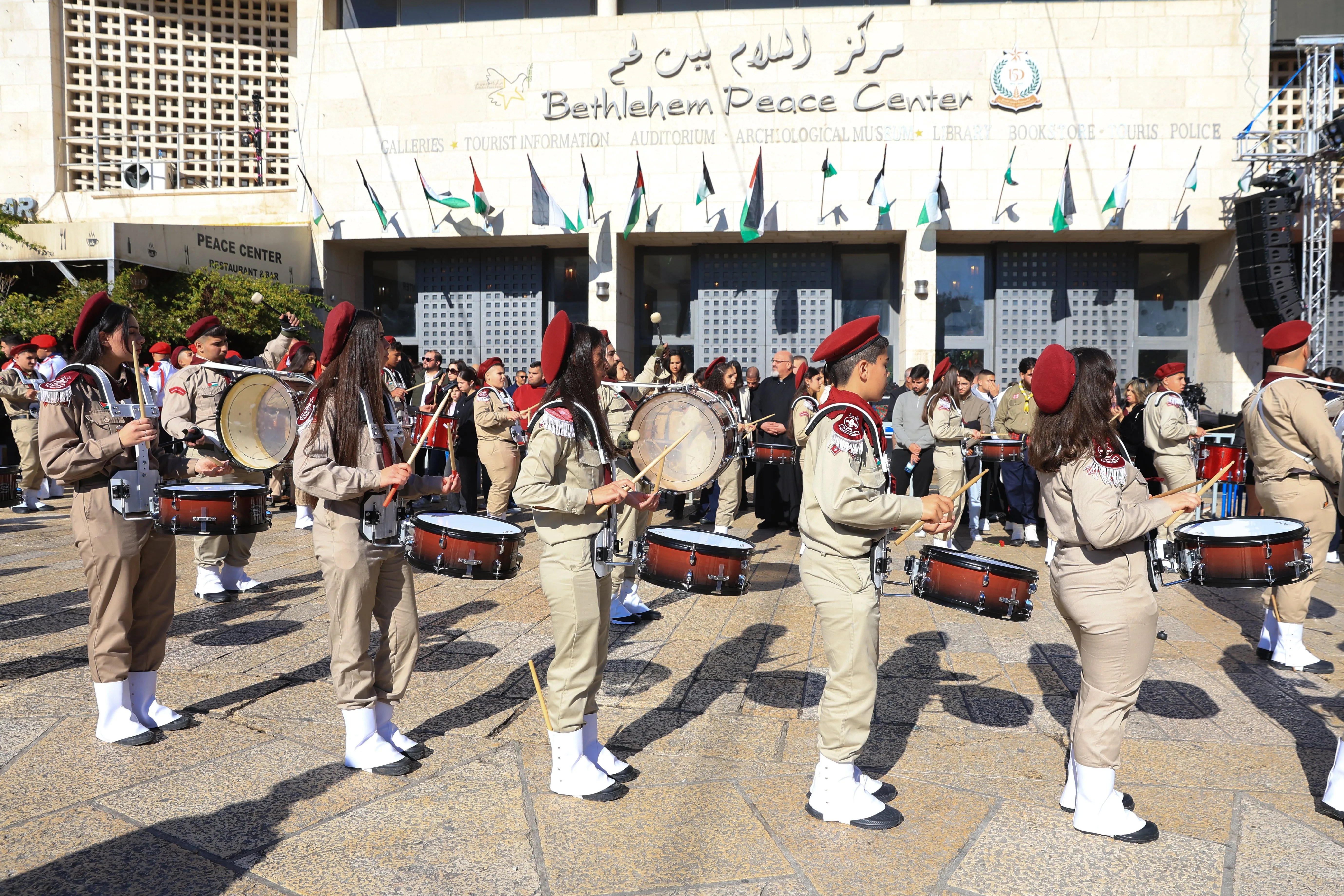Miles de 'scouts' participan en el tradicional desfile de Navidad por las calles de Belén, Cisjordania, este miércoles