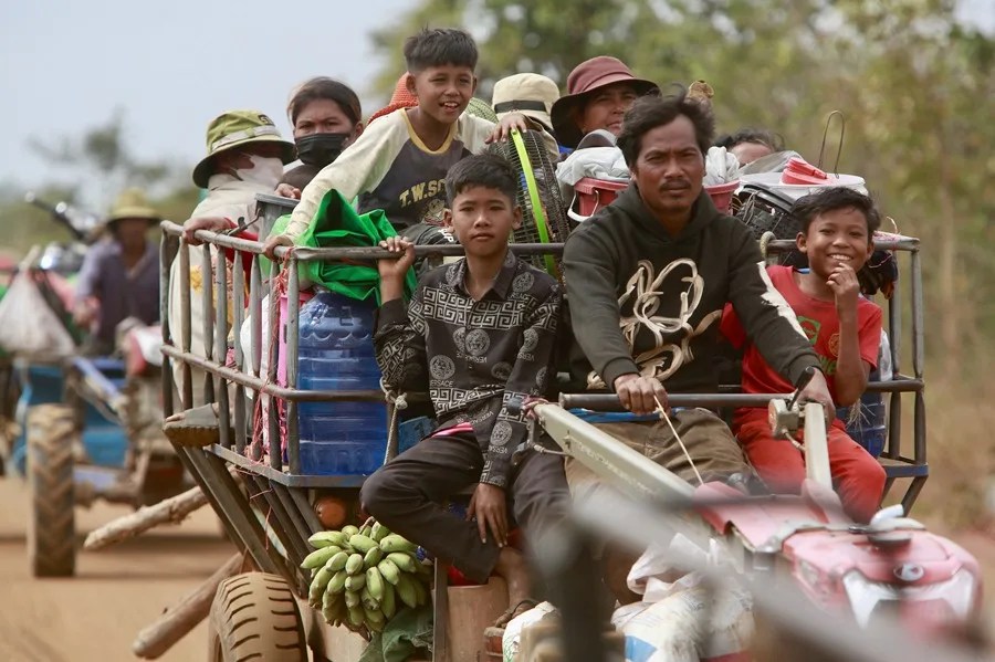 Personas que huyen de una zona en disputa recorren una calle en la provincia de Oddar Meanchey, Camboya