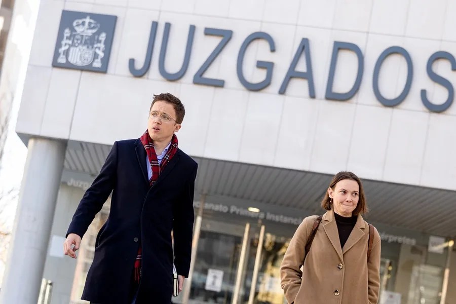 El exdiputado de Sumar y cofundador de Podemos Íñigo Errejón (i) sale de los juzgados de Plaza de Castilla, en Madrid.