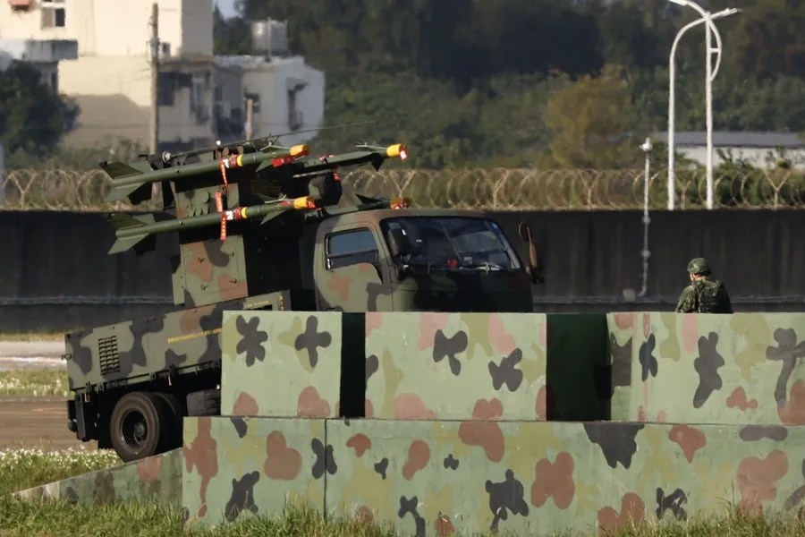 El ejército de Taiwán despliega un sistema de misiles de defensa aérea en una base aérea en Hsinchu, Taiwán