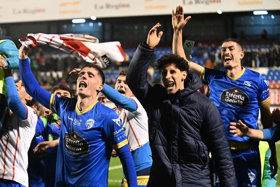 Los jugadores del Ourense celebran la victoria ante el Girona