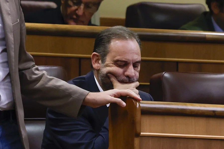 El exministro José Luis Ábalos sentado en su escaño