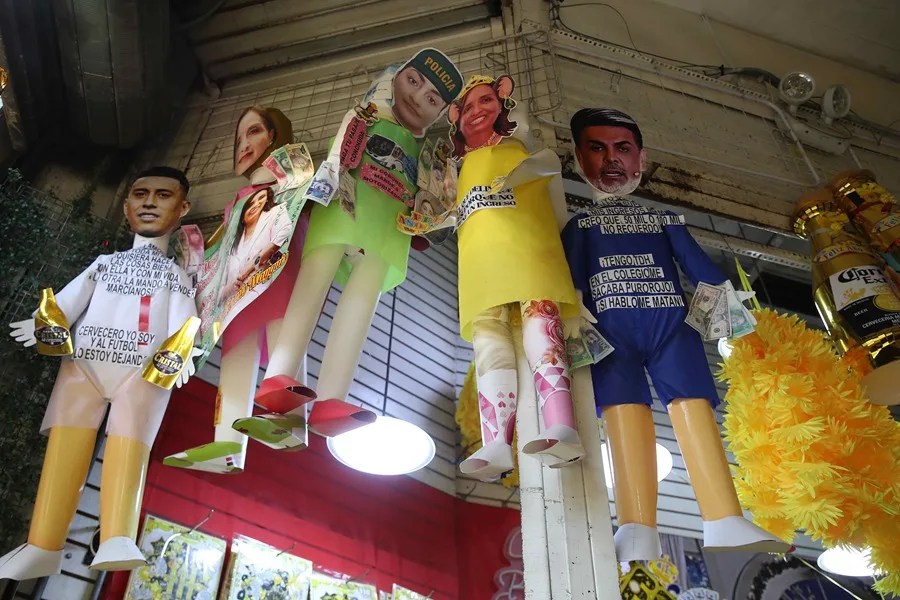 Fotografía que muestra muñecos de fin de año con rostros de personajes famosos y controvertidos de Perú este martes, en Lima (Perú).