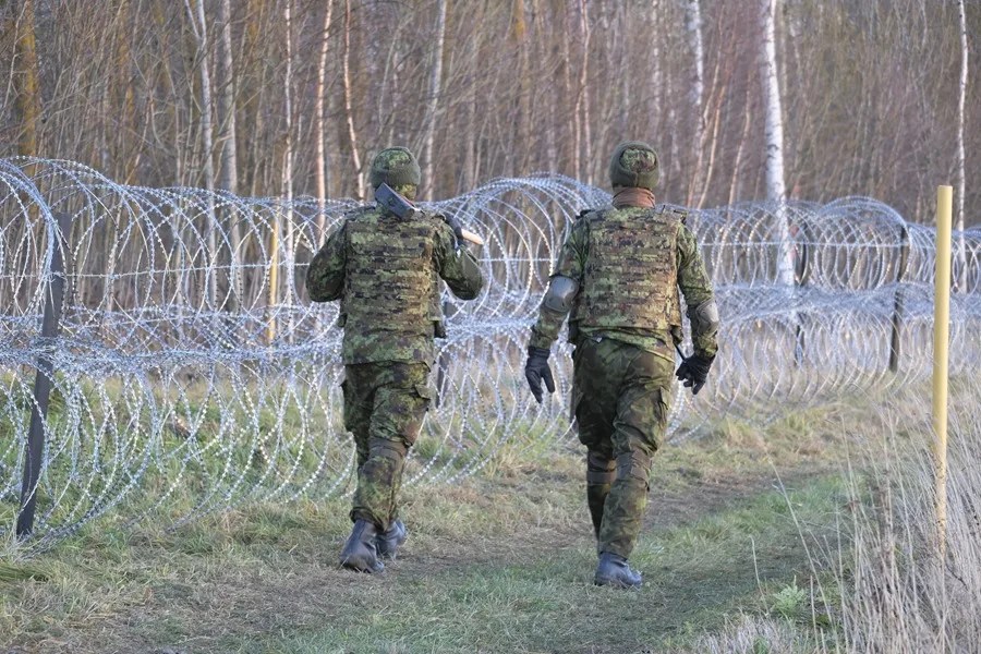 Reservistas de las Fuerzas de Defensa de Estonia (FDE) instalan una barrera de alambre de púas a lo largo de la frontera entre Estonia y Rusia