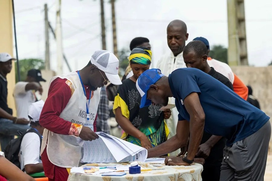 Personas se preparan para votar en un referéndum constitucional en una escuela primaria de Coyah Somayah, Guinea
