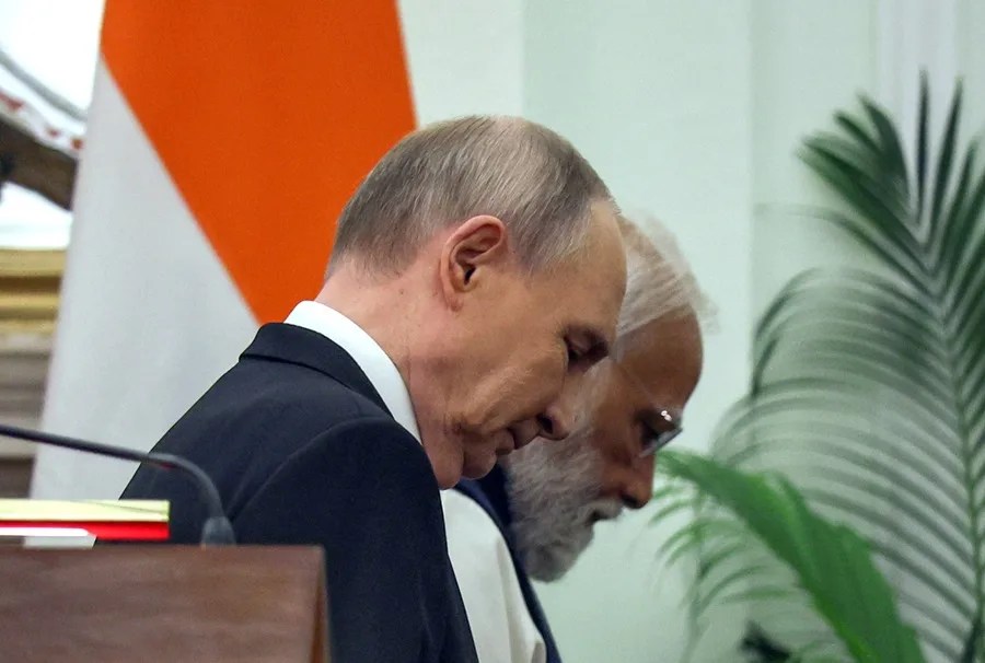 Narendra Modi (d) y Vladimir Putin.