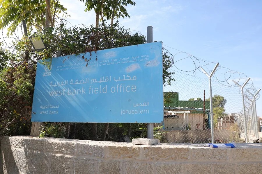 Un cartel a la entrada de las oficinas del Organismo de Obras Públicas y Socorro de las Naciones Unidas para los Refugiados de Palestina en Oriente Próximo (OOPS) en Jerusalén