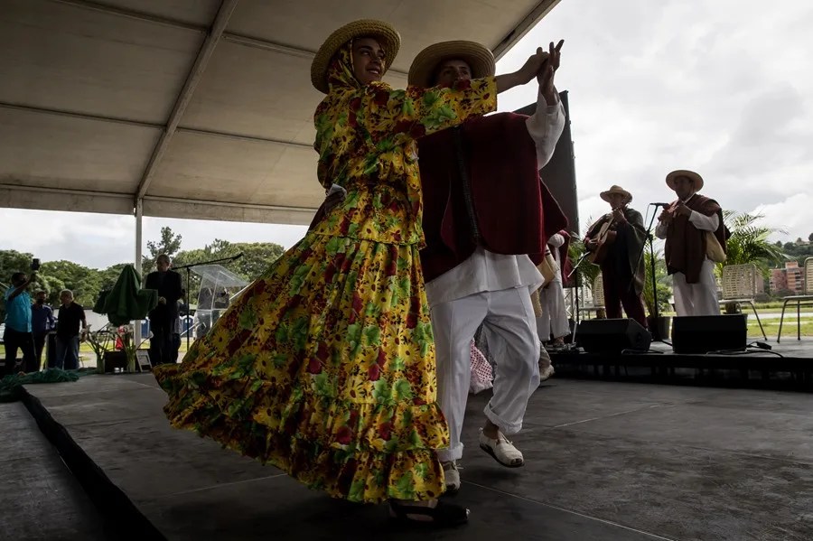 Personas participan en un encuentro de joropo