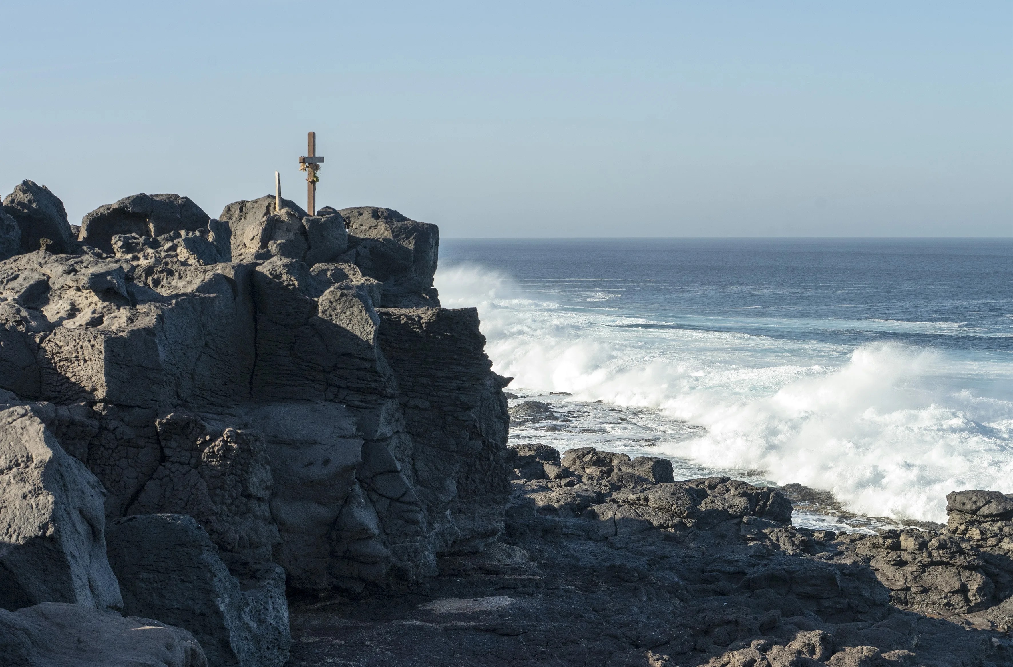 Foto tomada este lunes del lugar de la costa del sur de Lanzarote, conocido como Los Charcones, donde dos pescadores fueron arrastrados por un golpe de mar. EFE/Adriel Perdomo