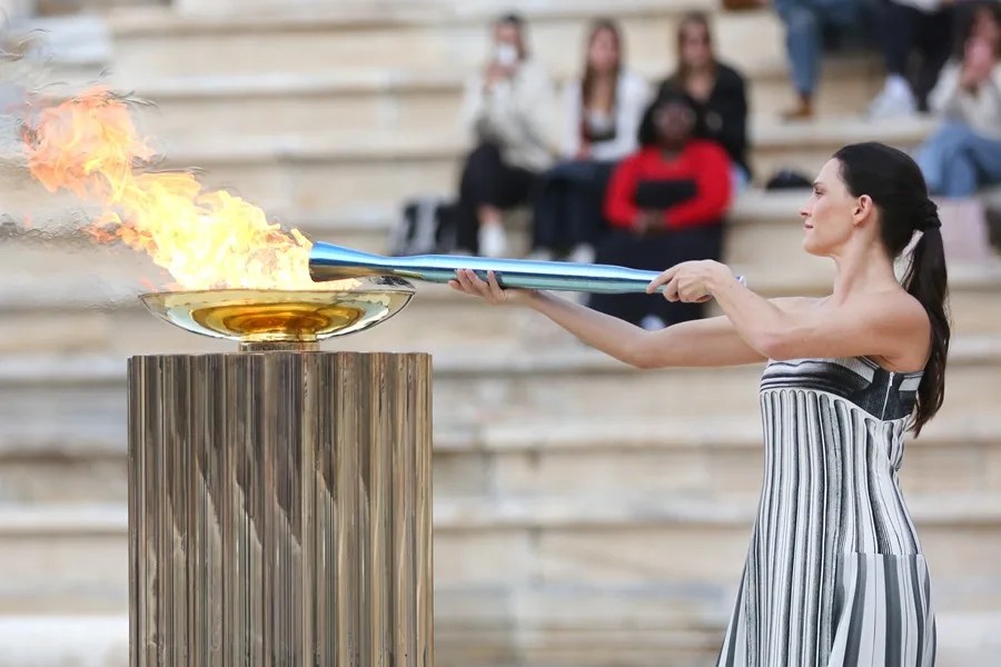 La actriz griega Mary Mina, en el papel de la Suma Sacerdotisa, enciende la Antorcha Olímpica