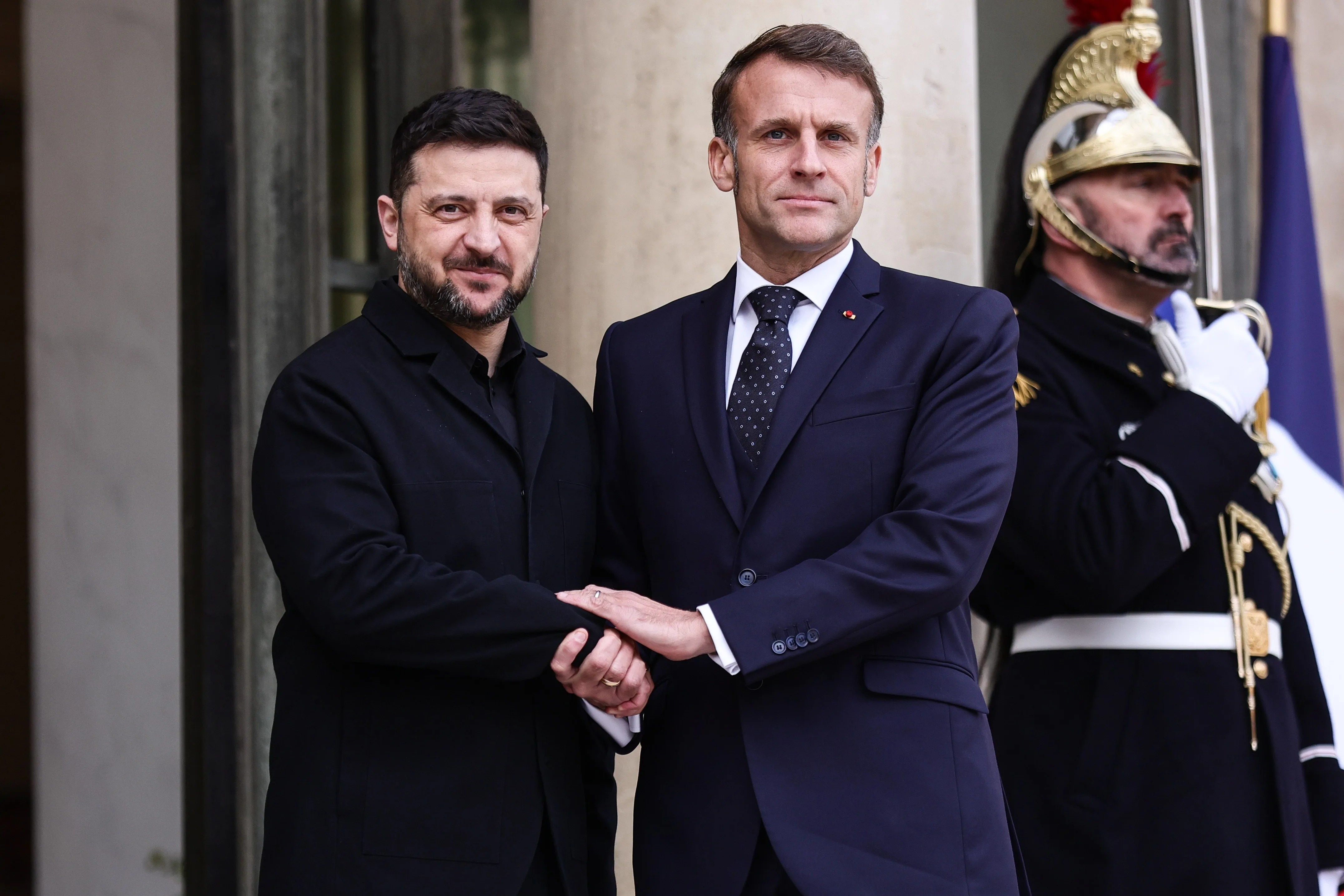 El presidente francés, Emmanuel Macron (derecha), recibe al presidente ucraniano, Volodymyr Zelensky (izquierda), en el Palacio del Elíseo en París, Francia, el 1 de diciembre de 2025.