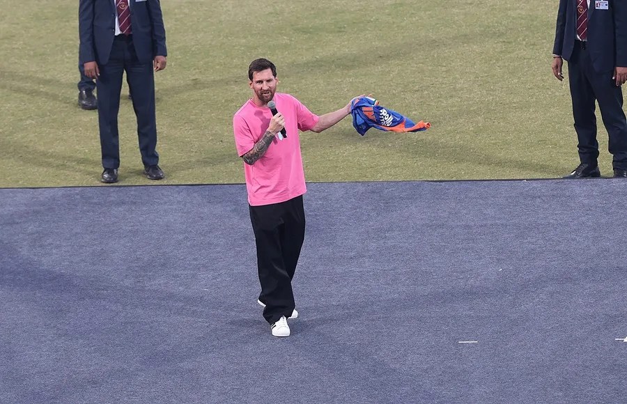 Lionel Messi saluda a sus seguidores en el estadio Arun Jaitley en Nueva Delhi.