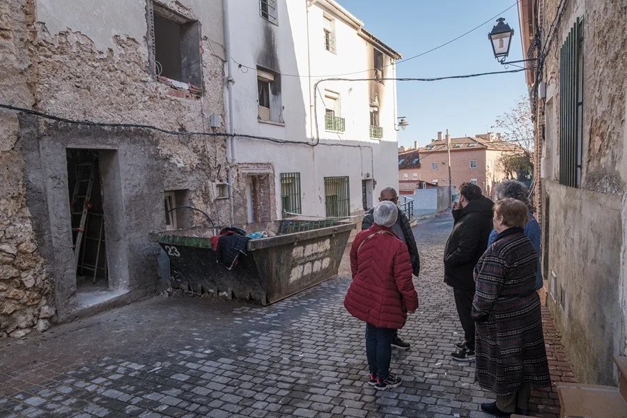 Varios vecinos congregados en las inmediaciones del la vivienda tras el incendio que se ha producido este jueves en Mondéjar