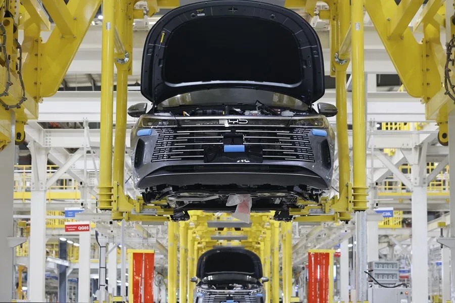 Una fábrica de vehículos eléctricos.