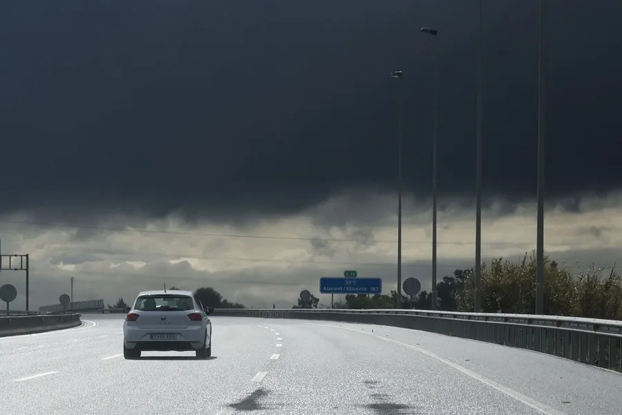 Una nube se cierne sobre la AP7 a la altura de Almussafes (Comunidad Valenciana), sentido Alicante