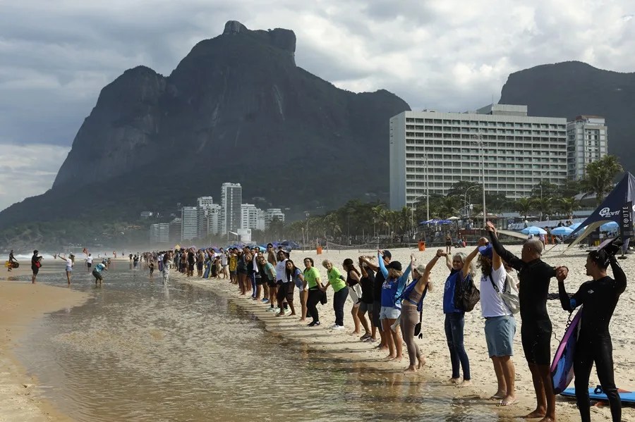 Personas participan en el 'Abrazo a los Océanos'