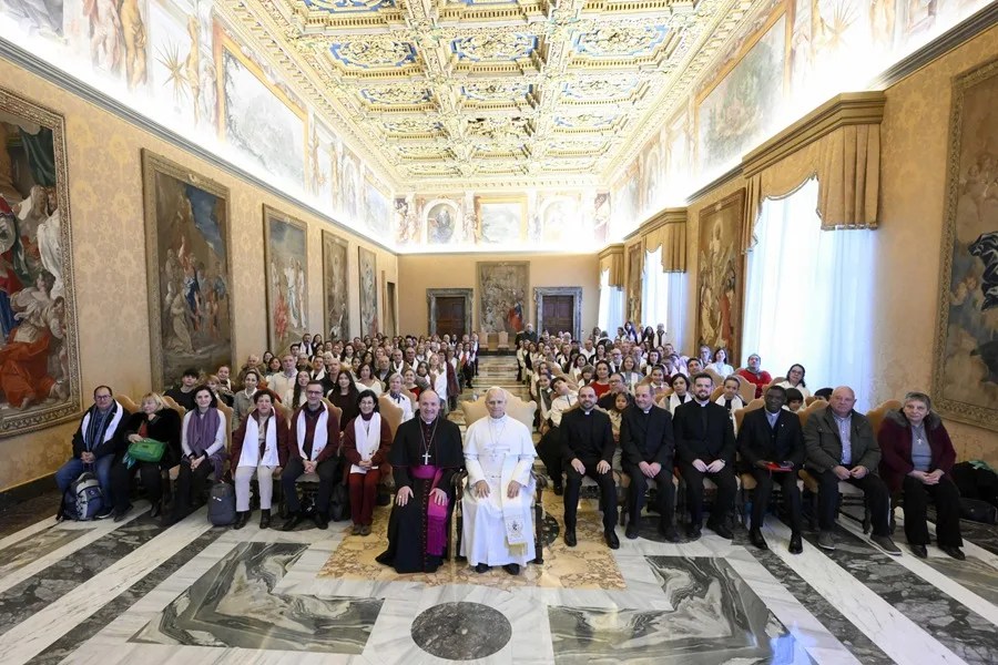 El Papa León XIV durante un encuentro con un grupo de peregrinos españoles de la parroquia de Santo Tomás de Villanueva en Alcalá de Henares