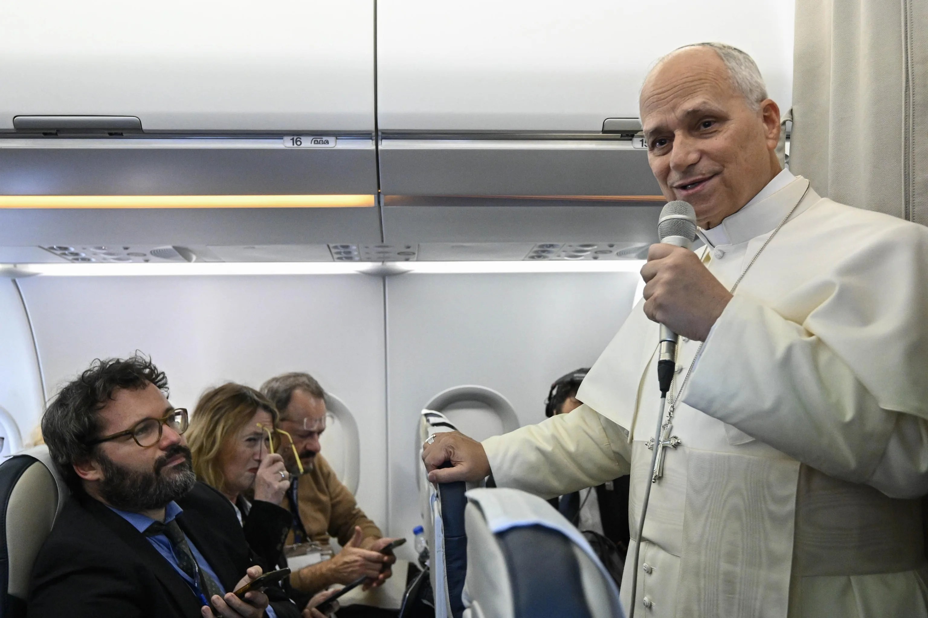 El Papa León XIV habla a los periodistas a bordo de un vuelo a Roma al final de su viaje apostólico, tras su salida de Beirut, Líbano. EFE/ALESSANDRO DI MEO