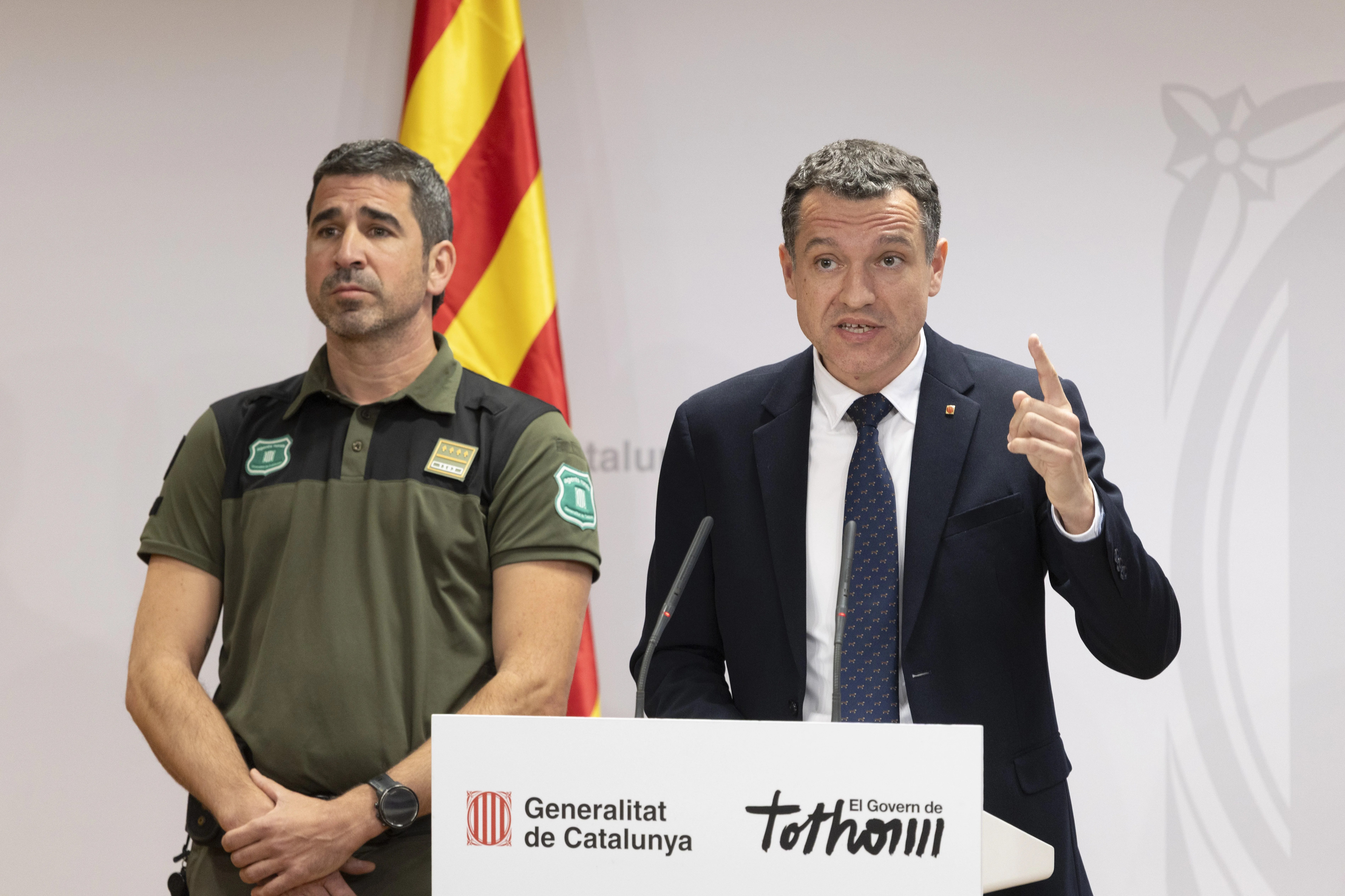 El conseller de Agricultura, Ganadería, Pesca y Alimentación de la Generalitat, Òscar Ordeig, junto al jefe del área de grupos especiales de Agents Rurals, Lluis Pallarés (i),