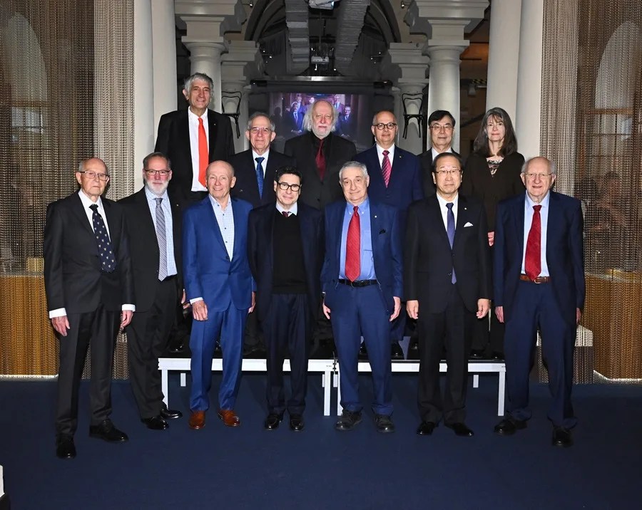 Los Premios Nobel de 2025 posan para una foto de grupo antes de la firma de las Cátedras Nobel en el Museo Nobel de Estocolmo