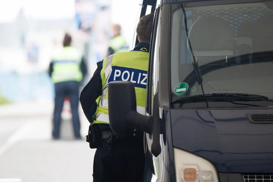 Imagen de archivo de un policía en una carretera