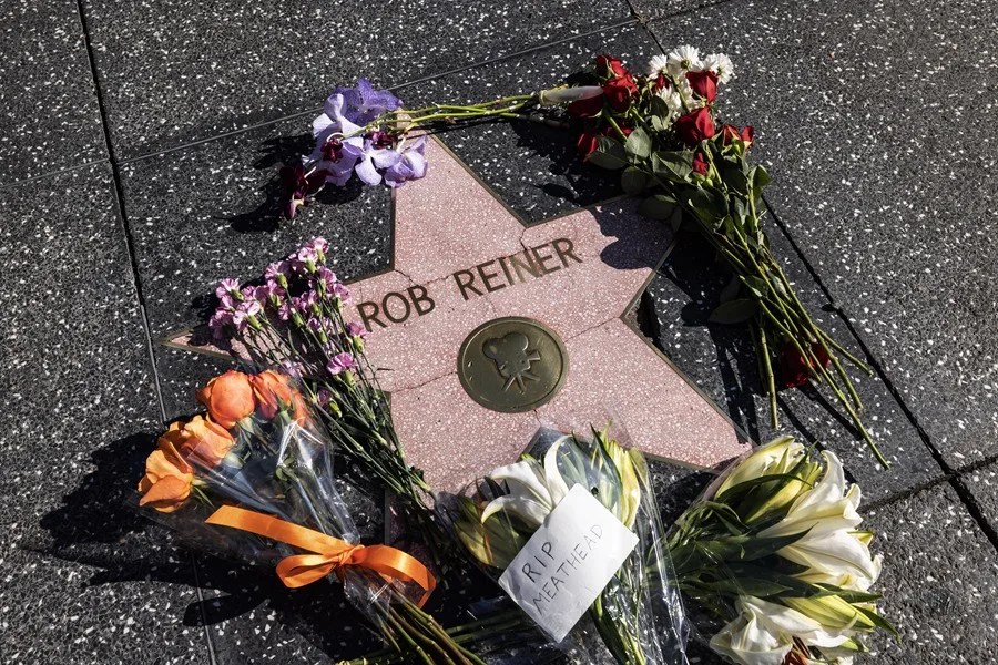 La estrella de Rob Reiner en el Paseo de la Fama de Hollywood con flores y una corona