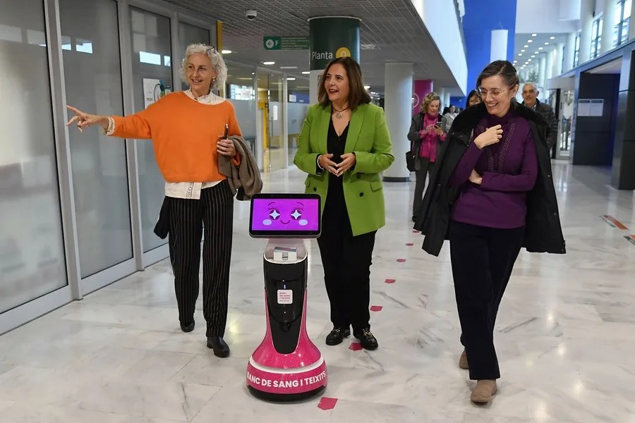 La consellera de Sanidad Manuela García (c) y la presidenta del Banc de Sang de Mallorca Rosa María Tarrago (i) asisten a la presentación de un robot para informar sobre donación