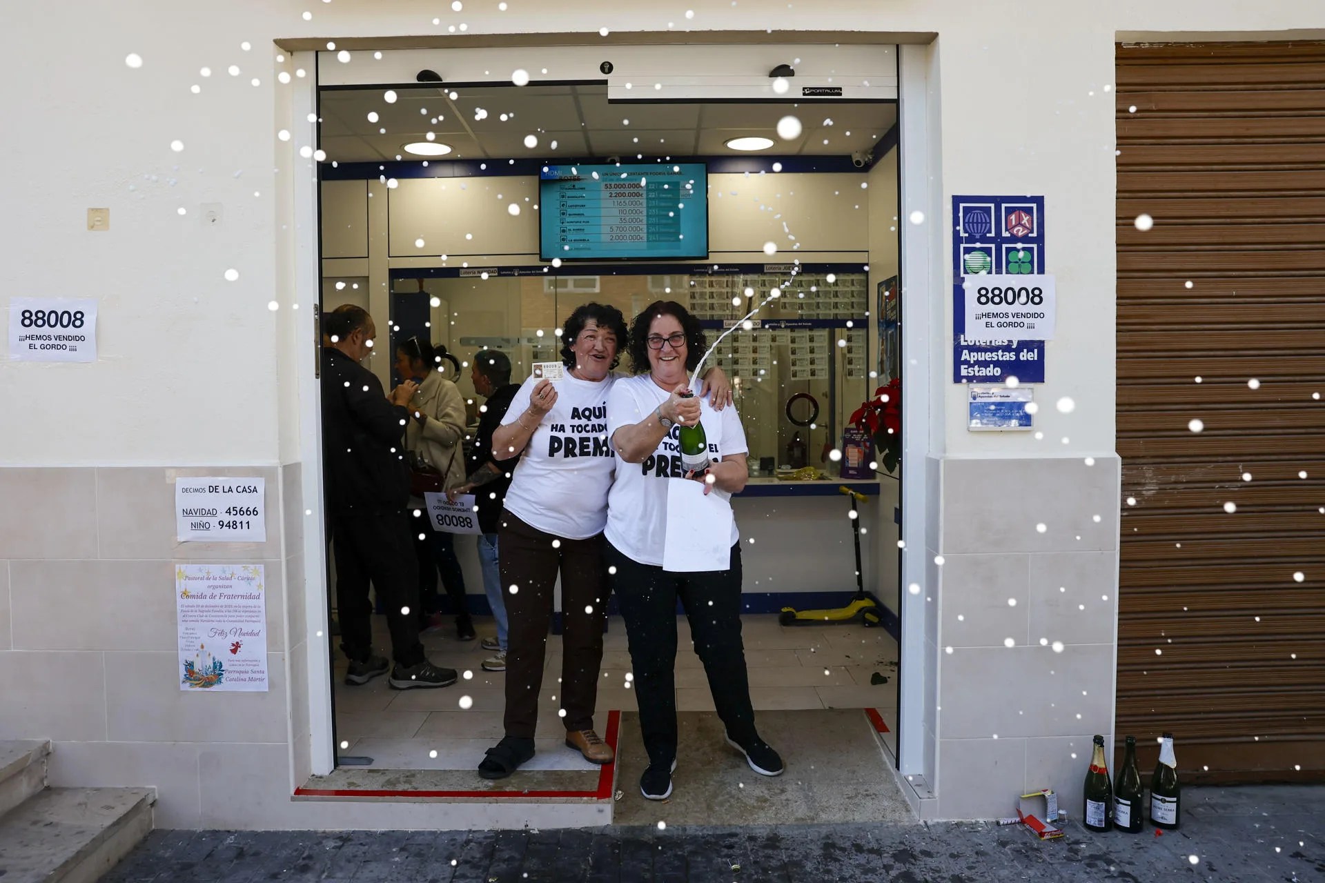 Imagen de archivo de la celebración de un Gordo de la Lotería de Navidad en Vilamarxant (Valencia). EFE/Biel Aliño