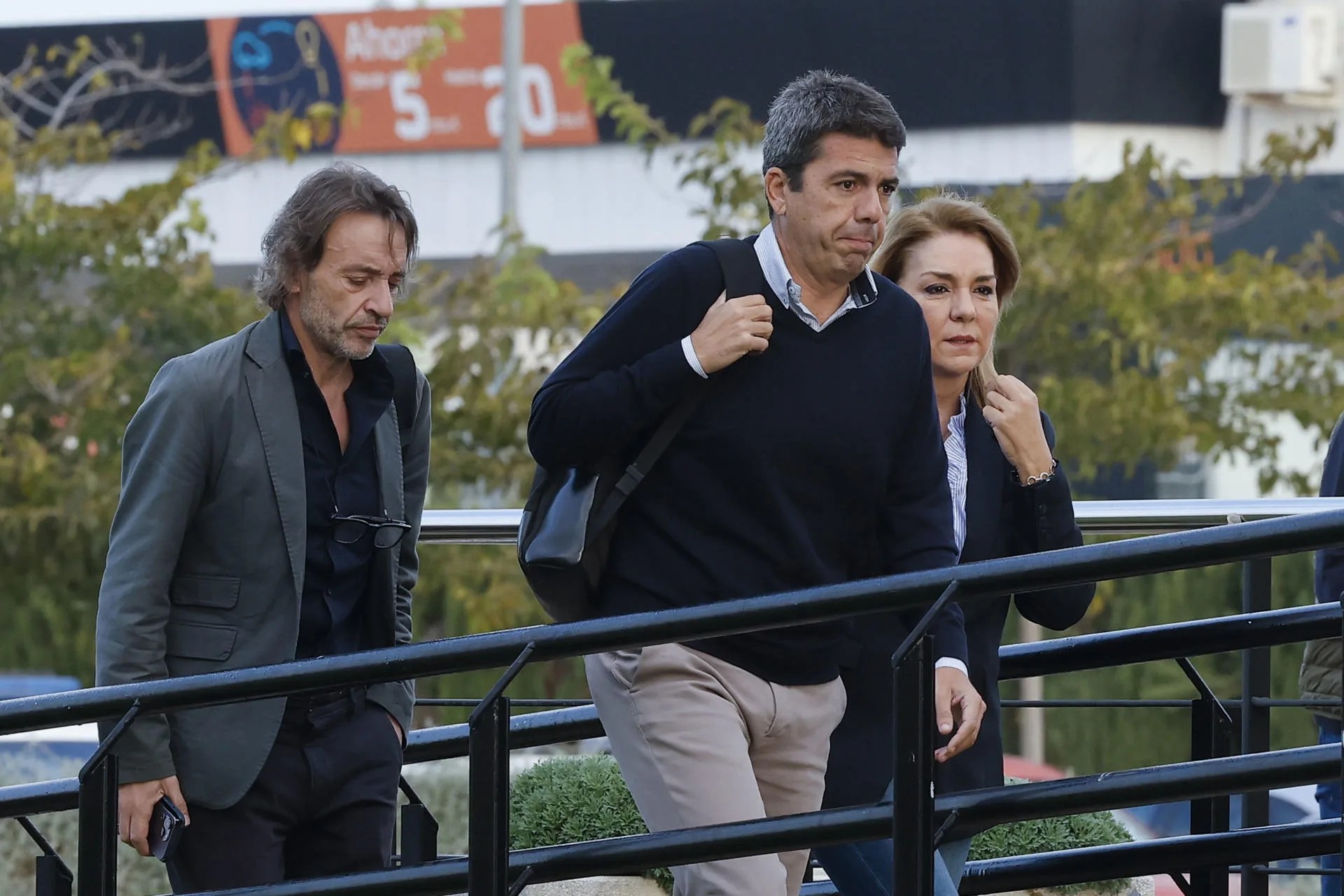 El entonces president de la Generalitat, Carlos Mazón (c), a su llegada a una reunión del Cecopi tras la dana. EFE/ Villar López

