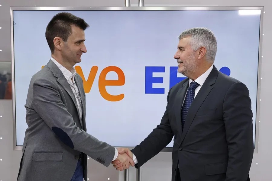 El presidente de RTVE, José Pablo López (i), y el presidente de EFE, Miguel Ángel Oliver (d).