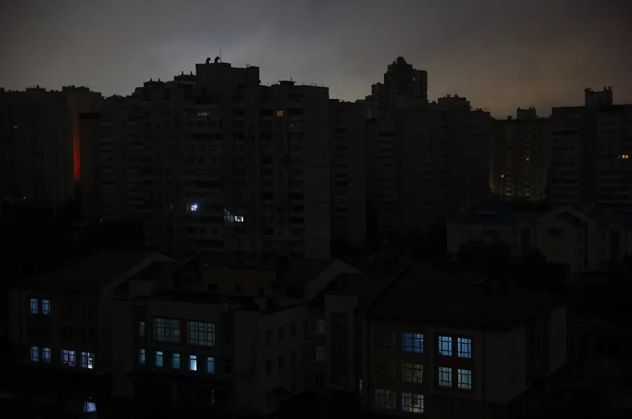 Se observan calles oscuras durante los cortes de electricidad tras los ataques rusos en Kiev,