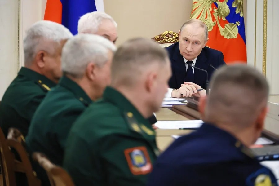 El presidente ruso, Vladímir Putin (centro), preside una reunión para discutir la "operación militar especial" de Rusia en Ucrania