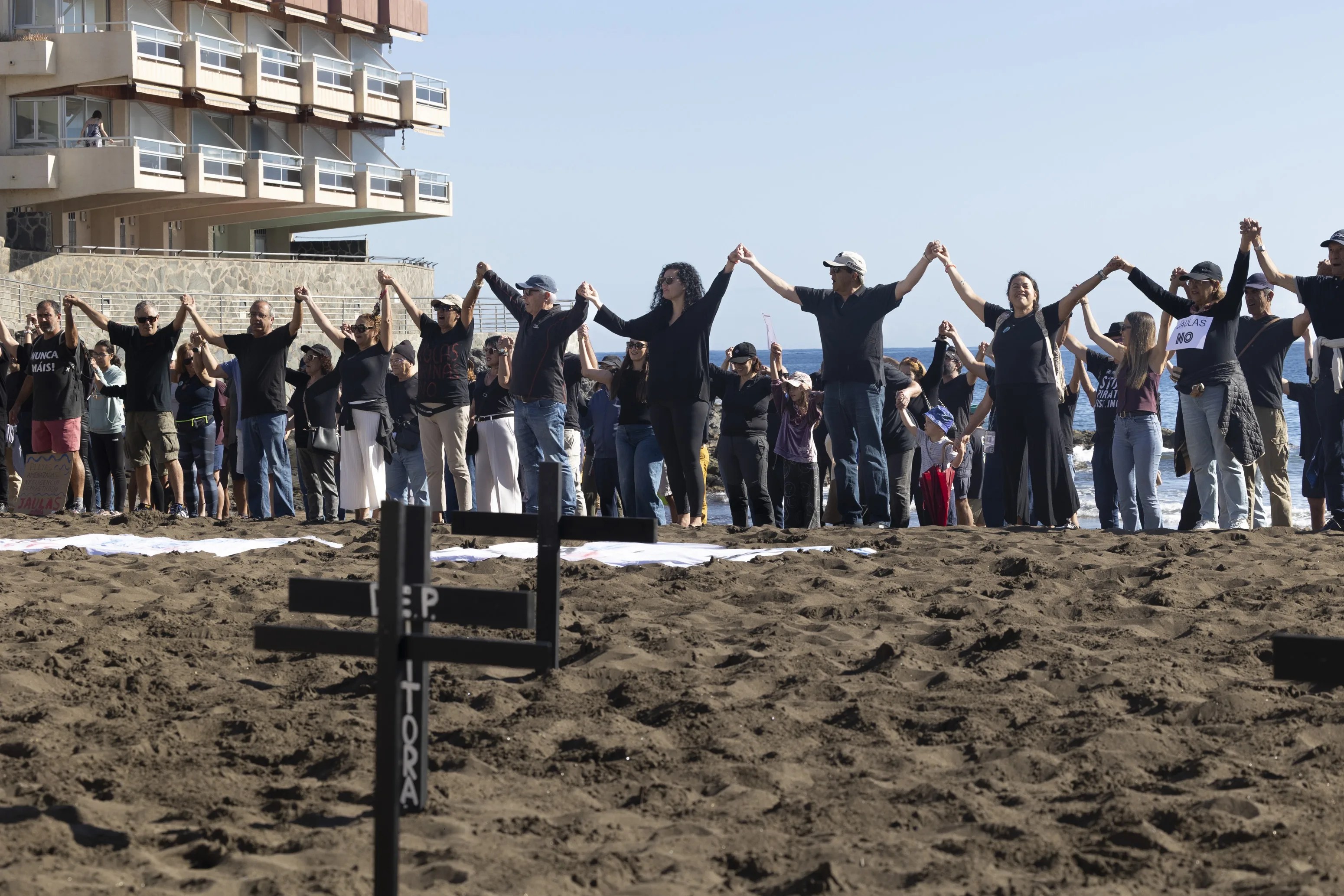 Cadena humana en la costa de Telde (Gran Canaria) en protesta por los episodios de contaminación del mar que han obligado a cerrar durante semanas las playas del municipio y para exigir la retirada de las jaulas de acuicultura de Melenara. EFE/Quique Curbelo