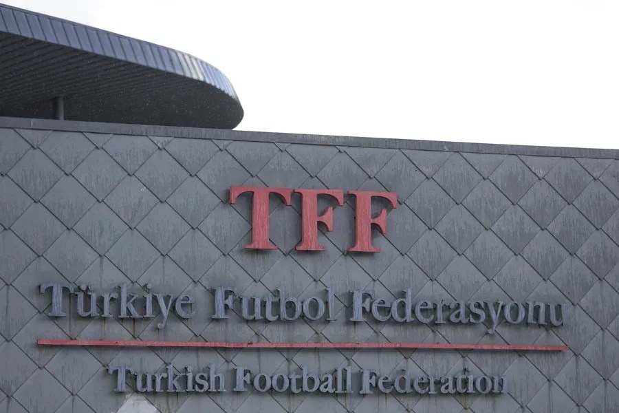 Logotipo de la Federación Turca de Fútbol (TFF) en las instalaciones de la TFF Riva en Estambul