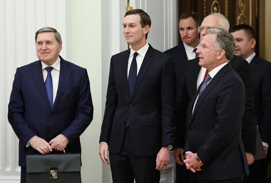 El asesor presidencial ruso, Yuri Ushakov (izq.), el yerno de Trump, Jared Kushner (segunda izq.), el enviado presidencial estadounidense, Steve Witkoff (der.)