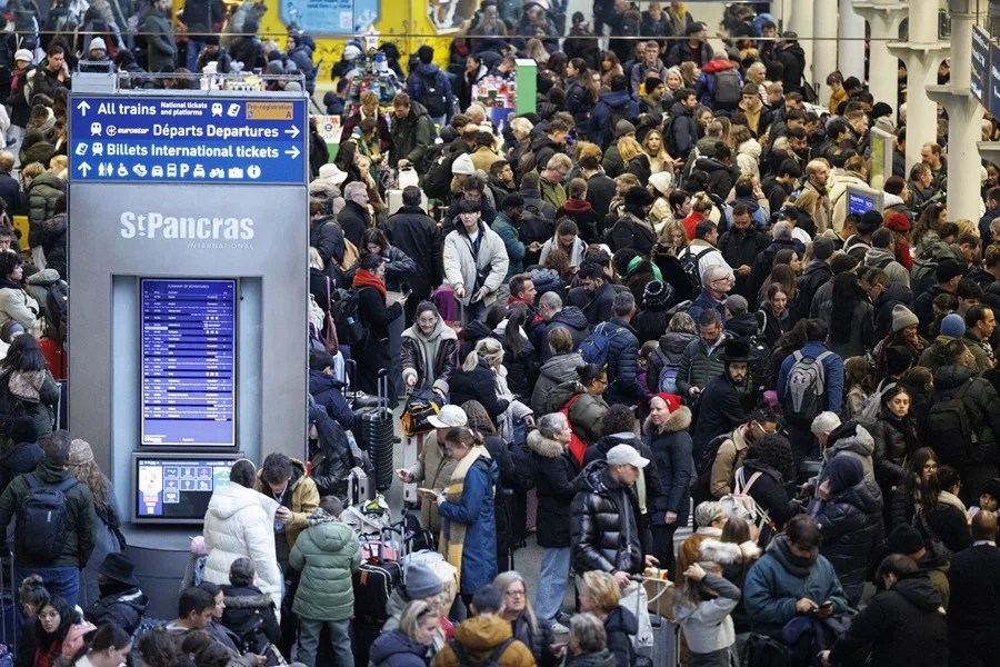 Pasajeros de Eurostar esperan la reanudación del servicio de trenes en la estación internacional de St. Pancras en Londres