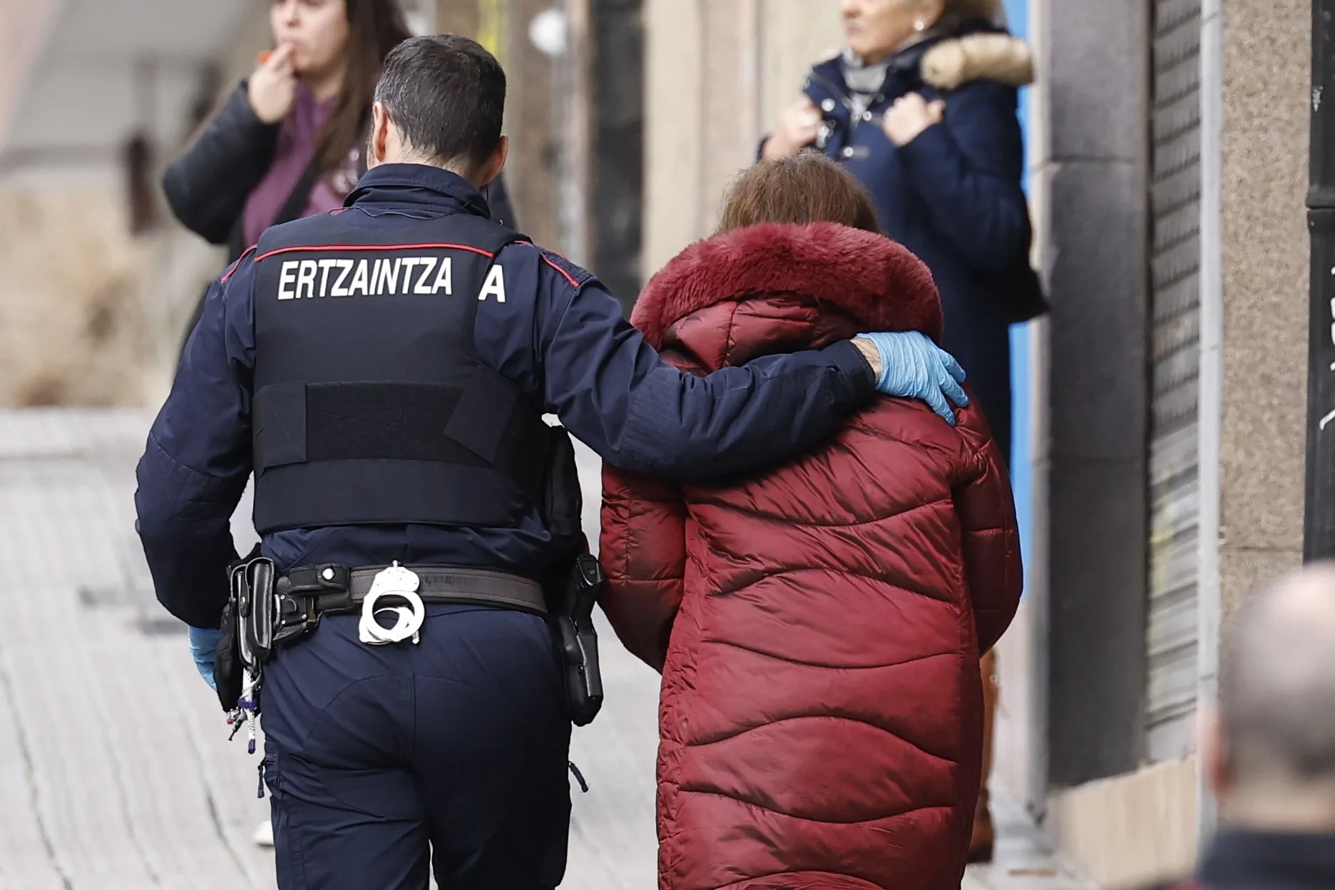 La Ertzaintza traslada a la mujer detenida tras ser acusada de haber matado a su pareja en su domicilio del barrio bilbaíno de Uribarri. EFE/ Miguel Toña